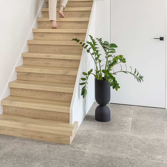 Laminátové schodiště a laminátová podlaha v chodbě